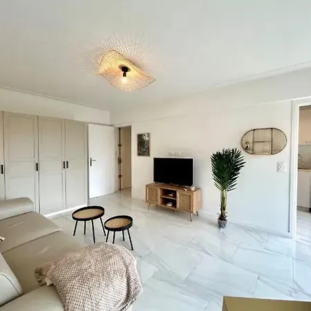Moderne A Les Pins - 30 M² Avec Balcon Апартаменти *