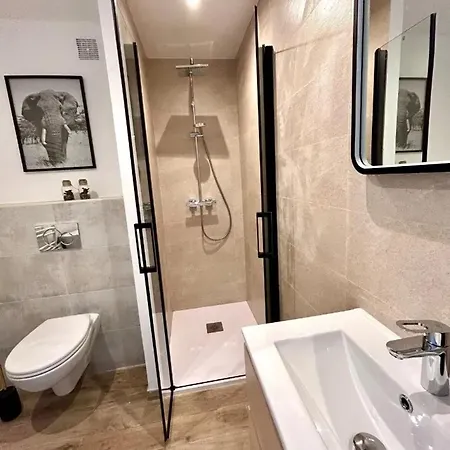 Moderne A Les Pins - 30 M² Avec Balcon 公寓