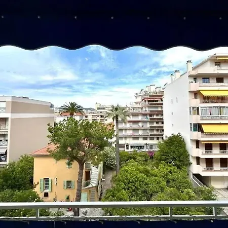 Moderne A Les Pins - 30 M² Avec Balcon