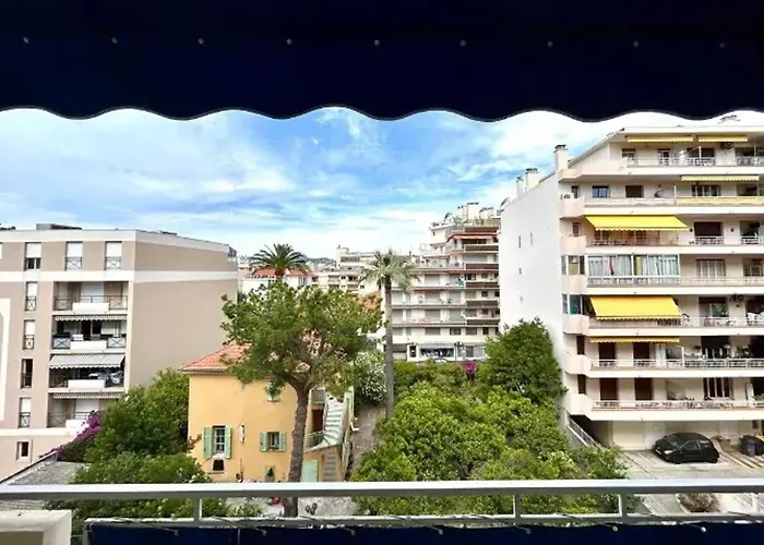 Moderne A Les Pins - 30 M² Avec Balcon
